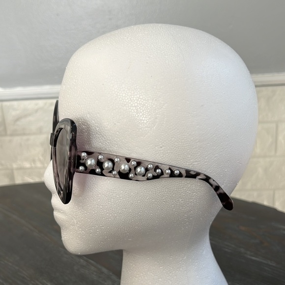 Leopard print sunglasses w/faux pearl arms - Picture 4 of 5